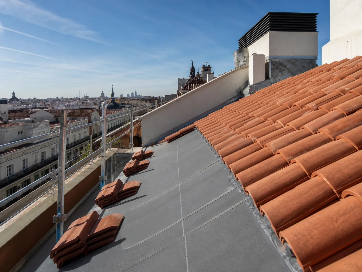 Cubierta residencial durante los trabajos de rehabilitación e impermeabilización