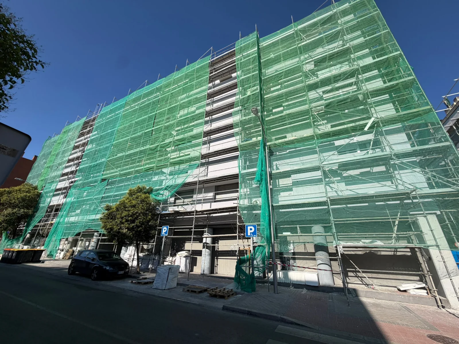 Fachada de un edificio residencial durante los trabajos de rehabilitación con andamios
