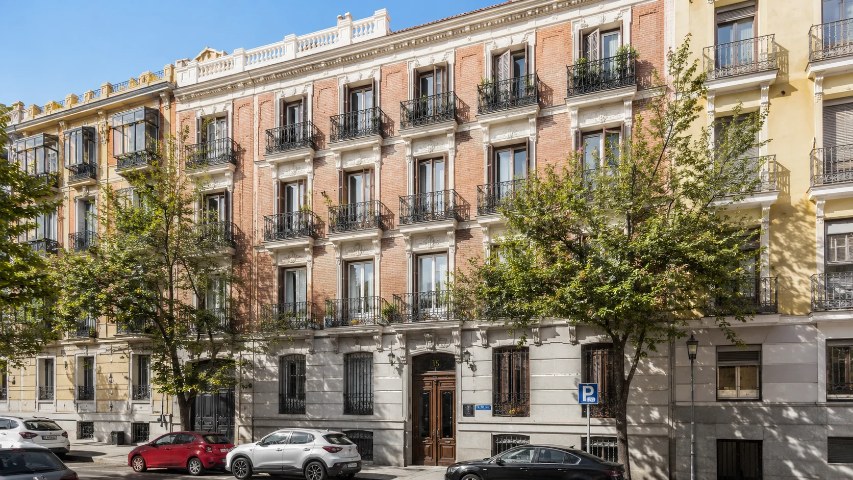 Edificio residencial rehabilitado con fachada renovada